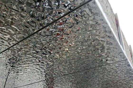 China Aangepaste grootte roestvrij stalen plafondpanelen voor restaurants / bars / wachtkamers leverancier
