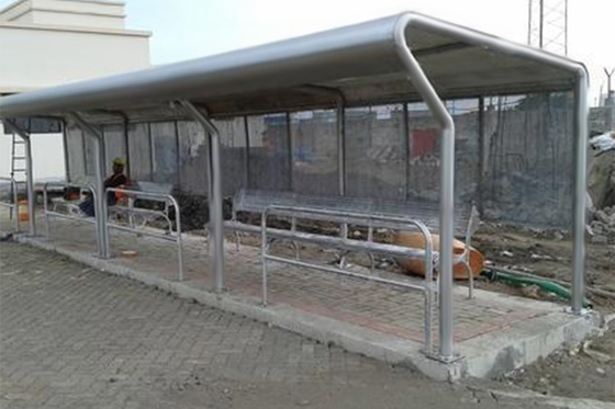 China Veiligheid Artistieke Roestvrij staal Busschuilplaats met Zetels / Vuilnisbakken / Lijntekens leverancier
