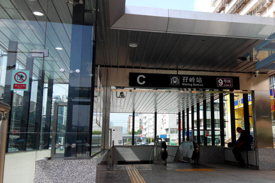 China Ruisonderdrukking Aangepaste roestvrijstalen producten voor metro ingang en uitgang Station leverancier